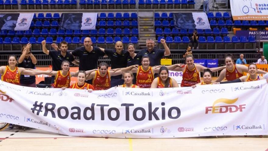 La selección española femenina festeja su clasificación para los Juegos Paralímpicos. // @FEDDF