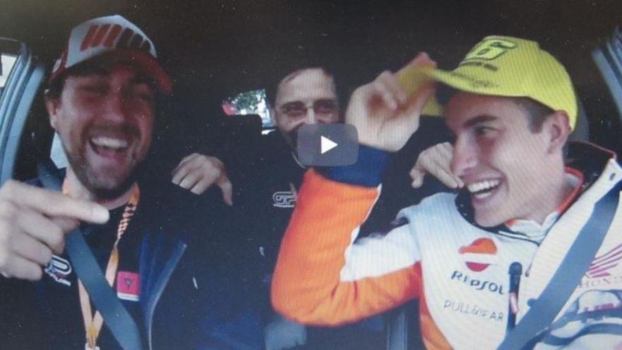 Márquez bromea poniéndose la gorra de Rossi