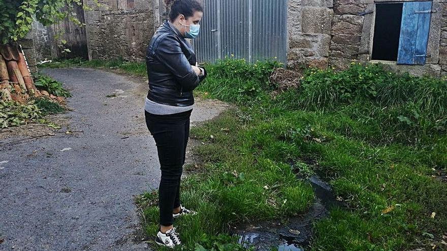 Alcantarillado en mal estado en la aldea de Paredes de Álceme.