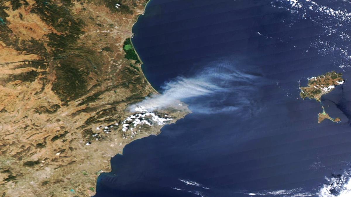 El humo del incendio de la Vall d&#039;Ebo se dirige a Ibiza