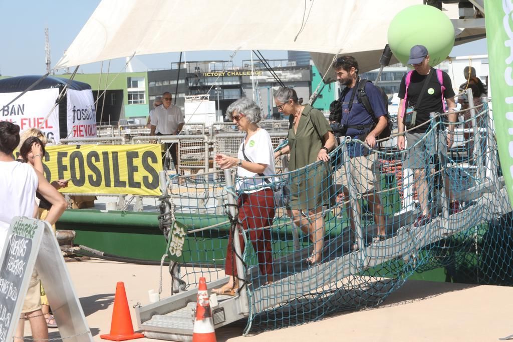 El Rainbow Warrior, buque de Greenpeace, abre sus puertas en València