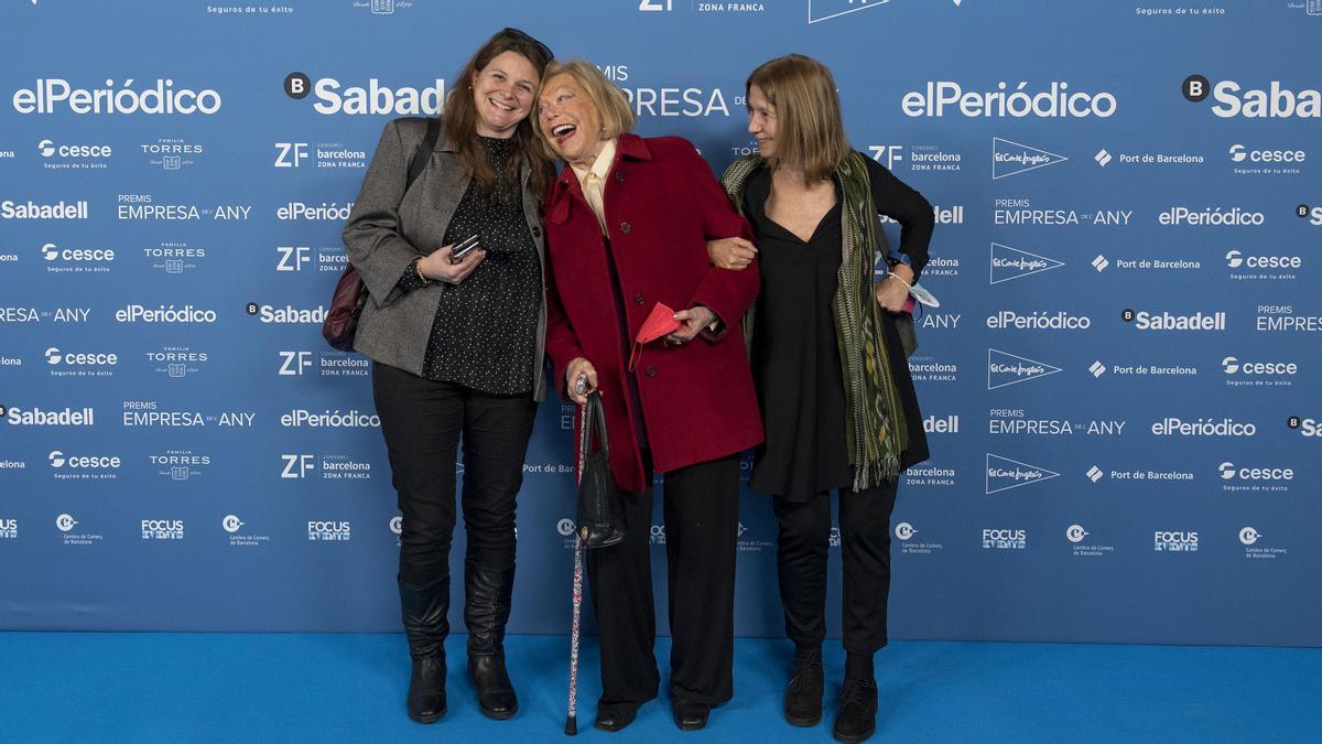 Premios Empresa de l’any 2021. En la foto, la actriz Teresa Gimpera entre Anais Pascual y Ouana Millet.