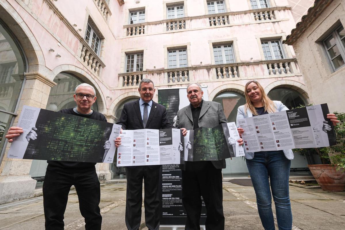 La fotografia de grup durant la presentació de la catorzena Setmana dels Rahola, aquest dimarts.