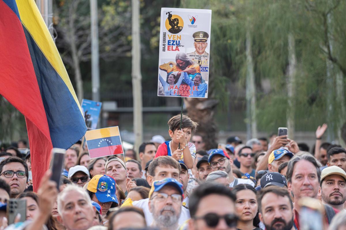 Barcelona. 03/08/2024. Internacional. Manifestación de venezolanos en Plaza Universitat por las elecciones del fin de semana pasado. AUTOR: Marc Asensio      Barcelona, Catalunya, España, Venezuela, venezolanos, manifestación, protesta, elecciones