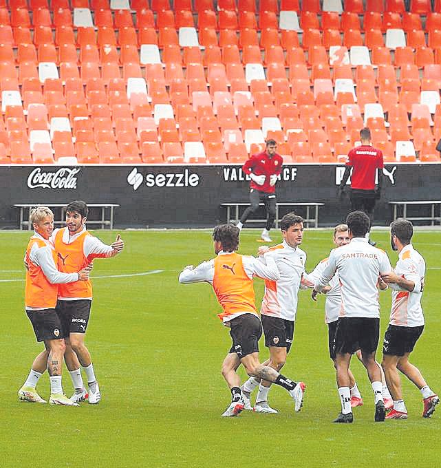 Los jugadores del Valencia, en el último entrenamiento previo al partido