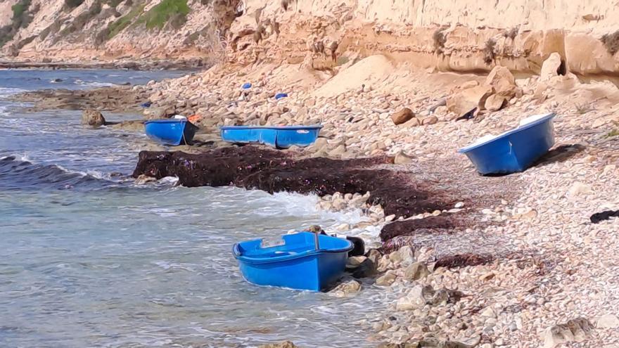 Retiran tres pateras abandonadas bajo los acantilados de la Mola en Formentera