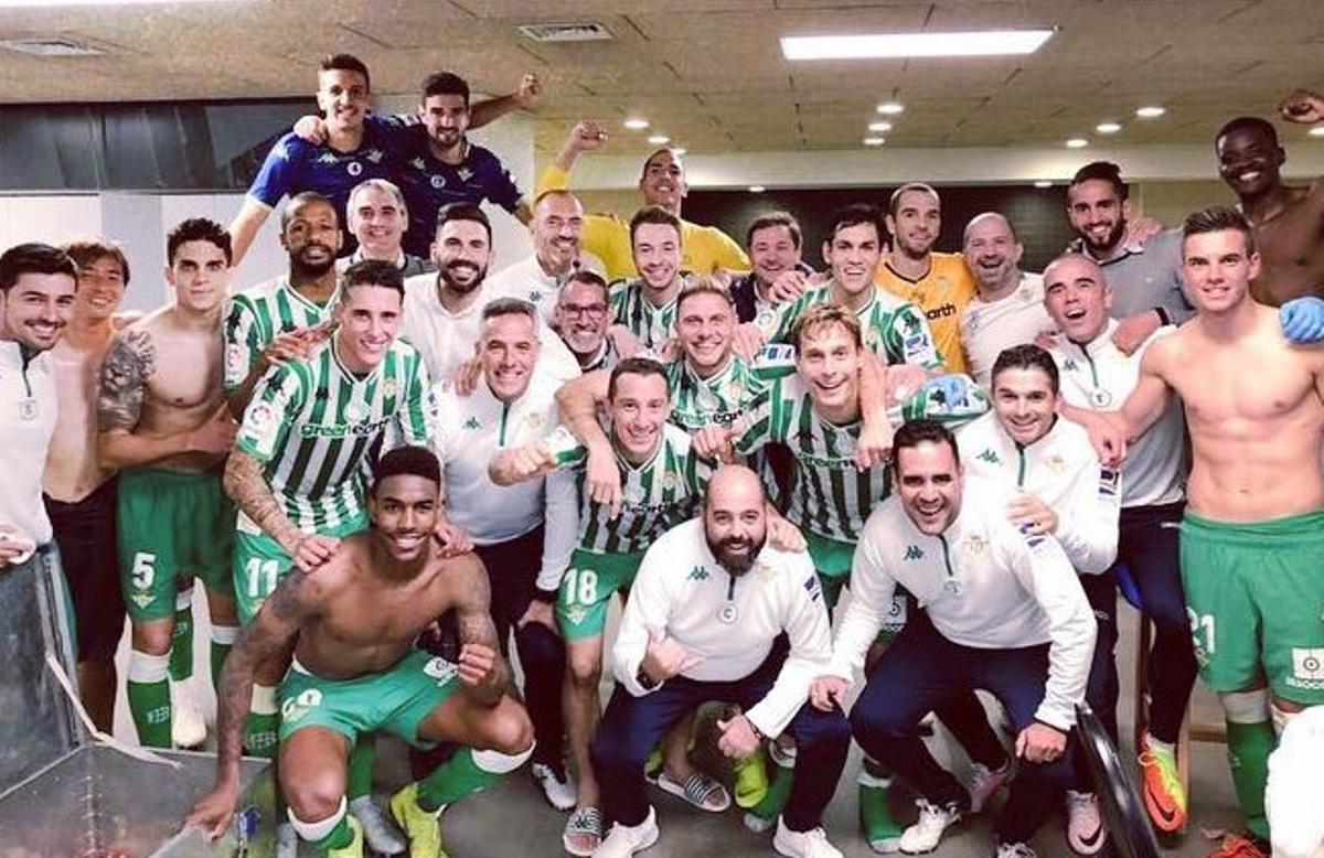 Betis, with Eder Sarabia, celebrates its victory against Barcelona in the locker room