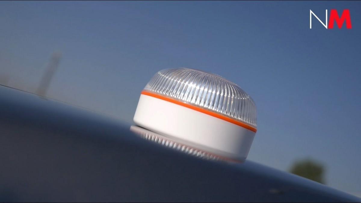 DGT | Ya puedes usar la luz V-16, el sustituto del triángulo de emergencia previsto para 2026