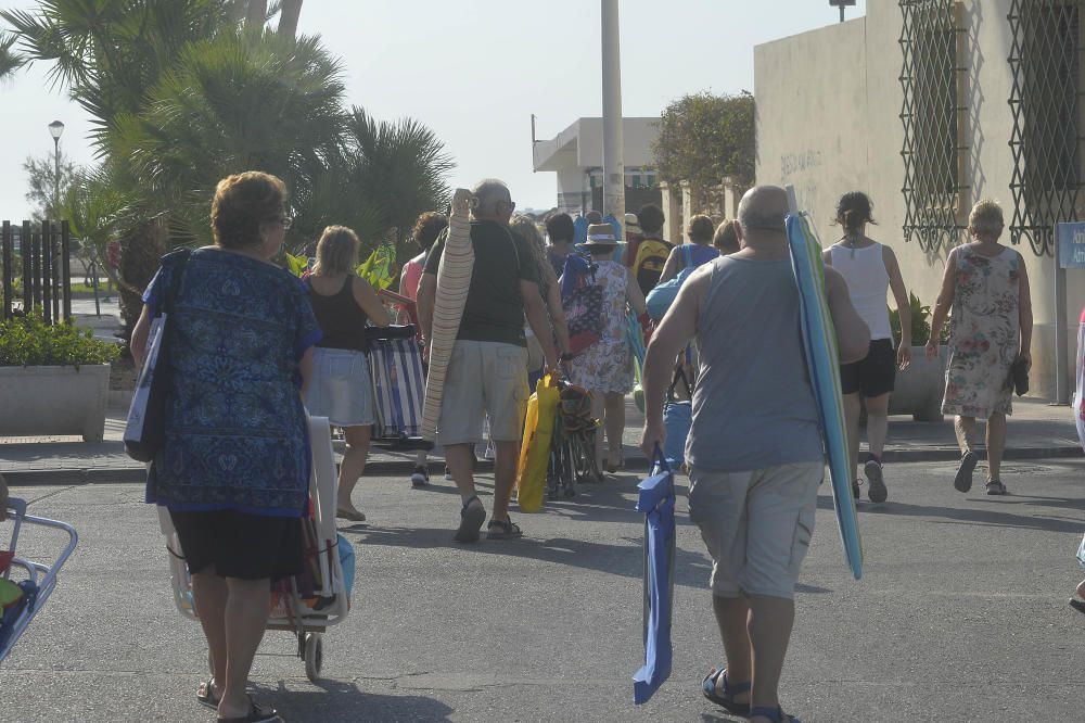 Visitantes de pueblos de Murcia y Albacete alquilan autobuses para pasar el día en Santa Pola.