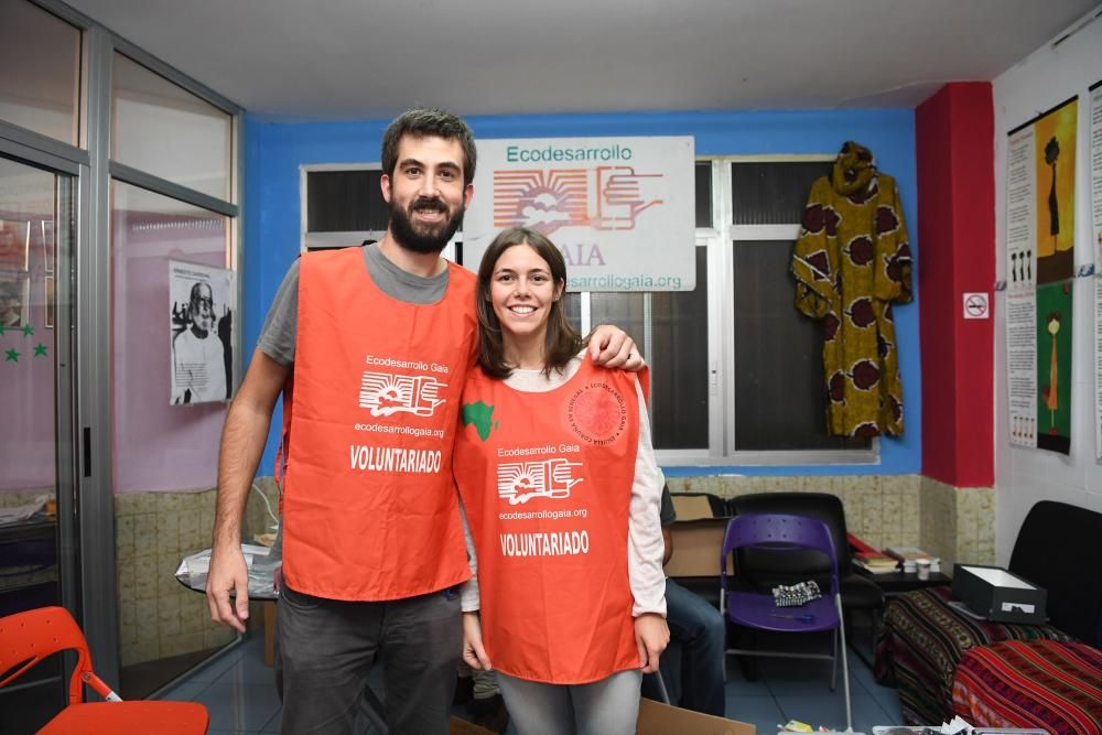 El equipo organiza los medicamentos en los locales de la ONG con los que viajarán a Yoff-Tonghor (Senegal).