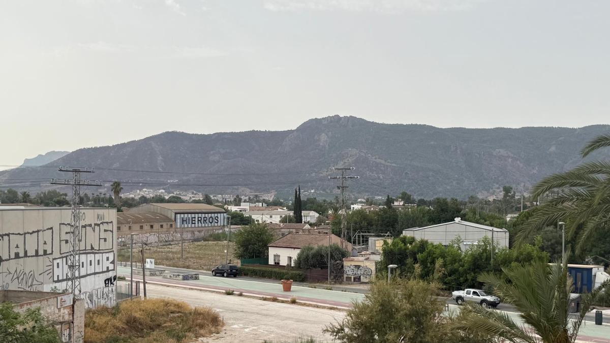 Terrenos liberados tras el soterramiento en los que se proyecta la construcción de una vía verde.
