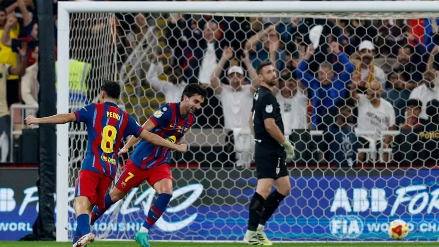 Cinco goles con 'cantada' incluida: Unai Simón alimenta el debate de la selección ante Joan Garcia