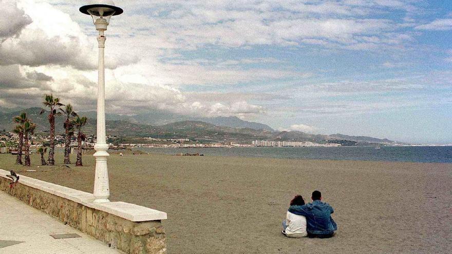 Una pareja mira el horizonte desde la Playa de la Misericordia. La mayor parte de las parejas se separa de forma amistosa.