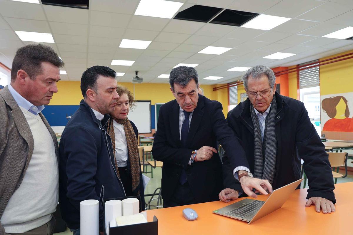 O alcalde, á esquerda, e o conselleiro, segundo dereita, no IES de Ponteceso.