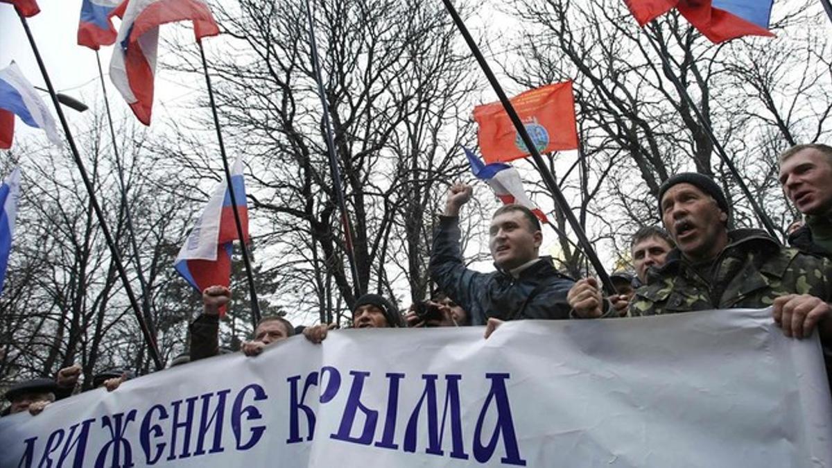 Manifestación prorusa frente al Parlamento de Crimea.