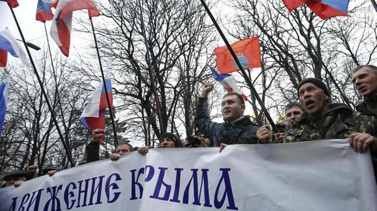 Manifestació prorussa davant el Parlament de Crimea.