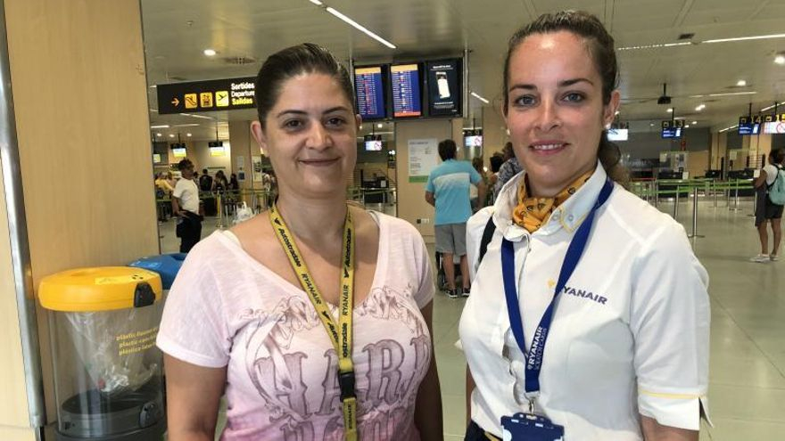 Las representantes de USO y del Sitcpla, ayer, en el aeropuerto de Eivissa. | J.A.C.