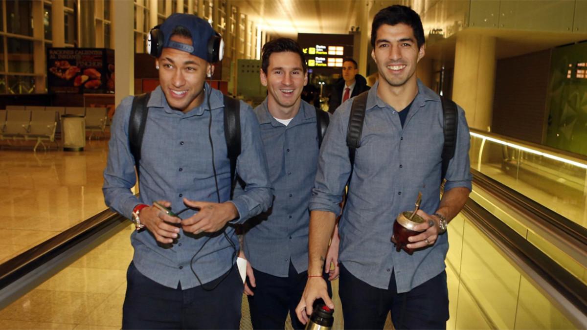 Neymar Junior, Leo Messi y Luis Suárez durante un desplazamiento del FC Barcelona durante la temporada 2016/17