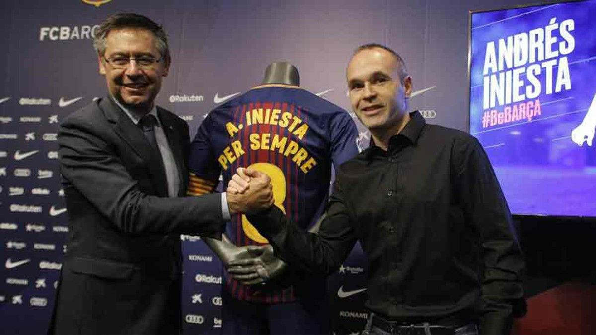 Iniesta renueva de por vida en el Barça