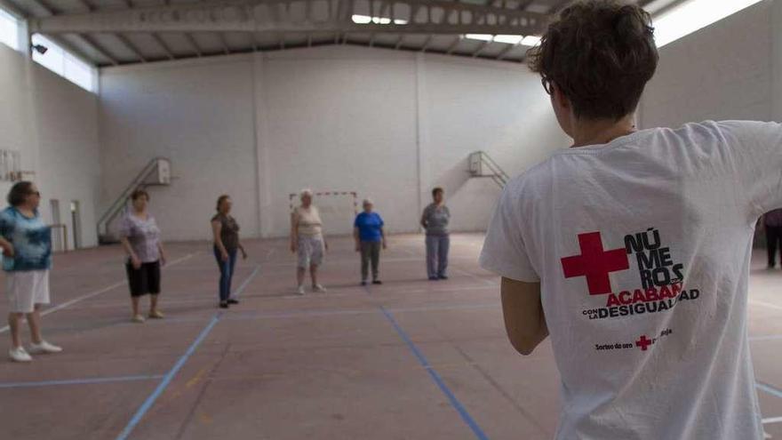 Sesiones de gimnasia para mayores impartidas por Cruz Roja en A Estrada. // Bernabé