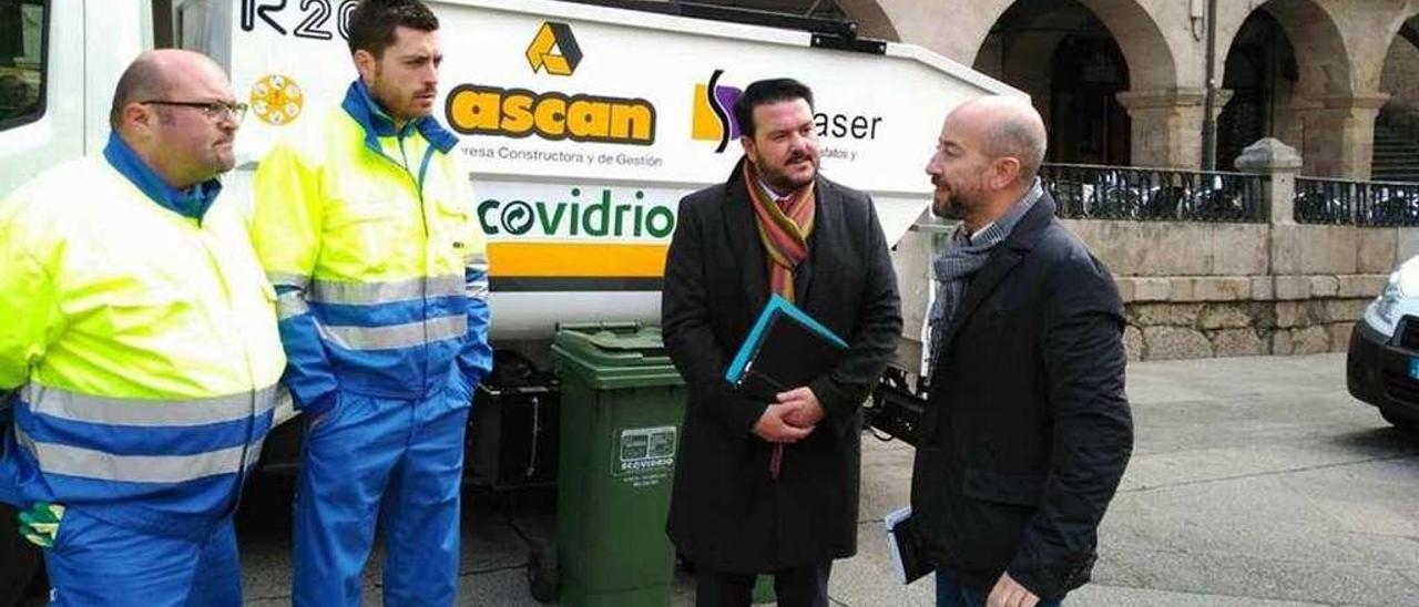 El edil de Medio Ambiente y Limpieza, José Araújo, con el responsable y empleados de Ecovidrio, en el inicio de la campaña. // FdV