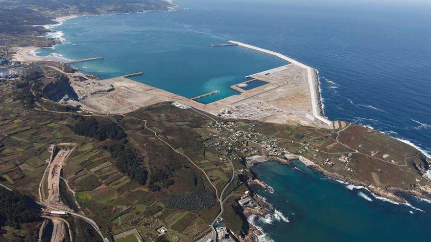 Vista aérea del puerto exterior de A Coruña, en Punta Langosteira. // FdV
