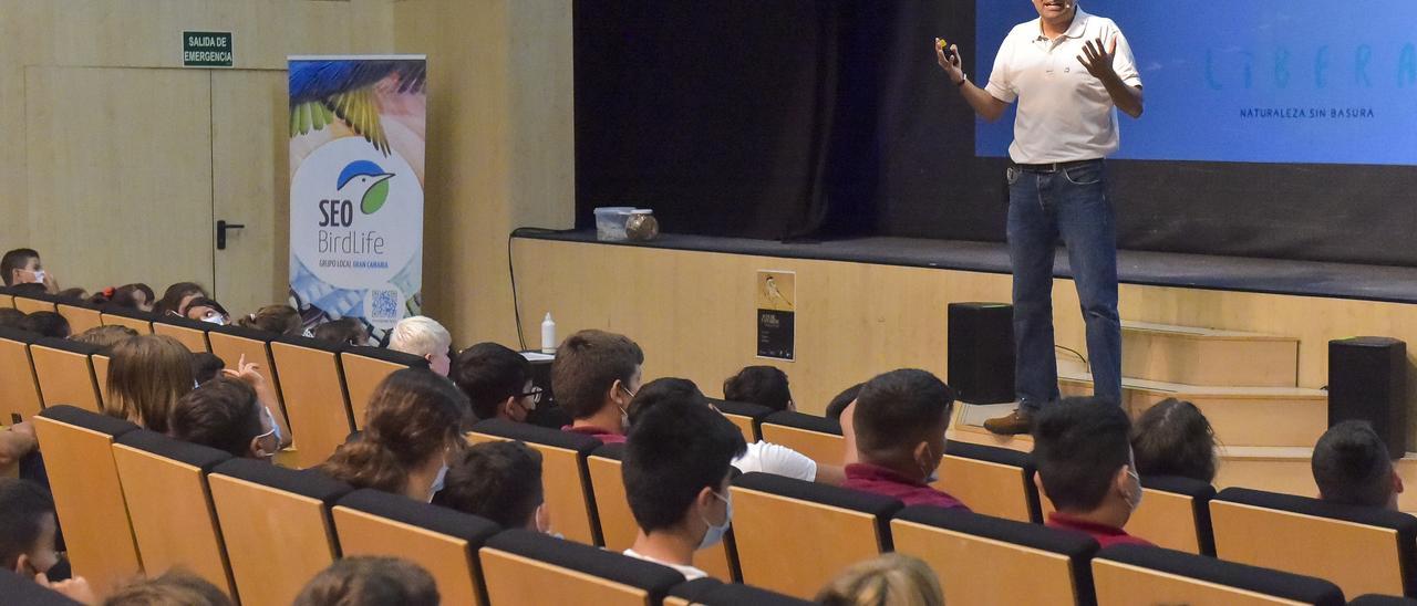 Rafael Amador, coordinador de SEO / Bird Life Gran Canaria, durante la charla previa al documental &#039;Aves de Canarias?.