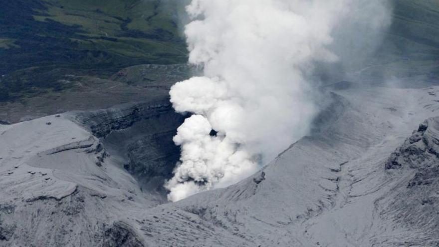 Una columna de humo sale del volcán.