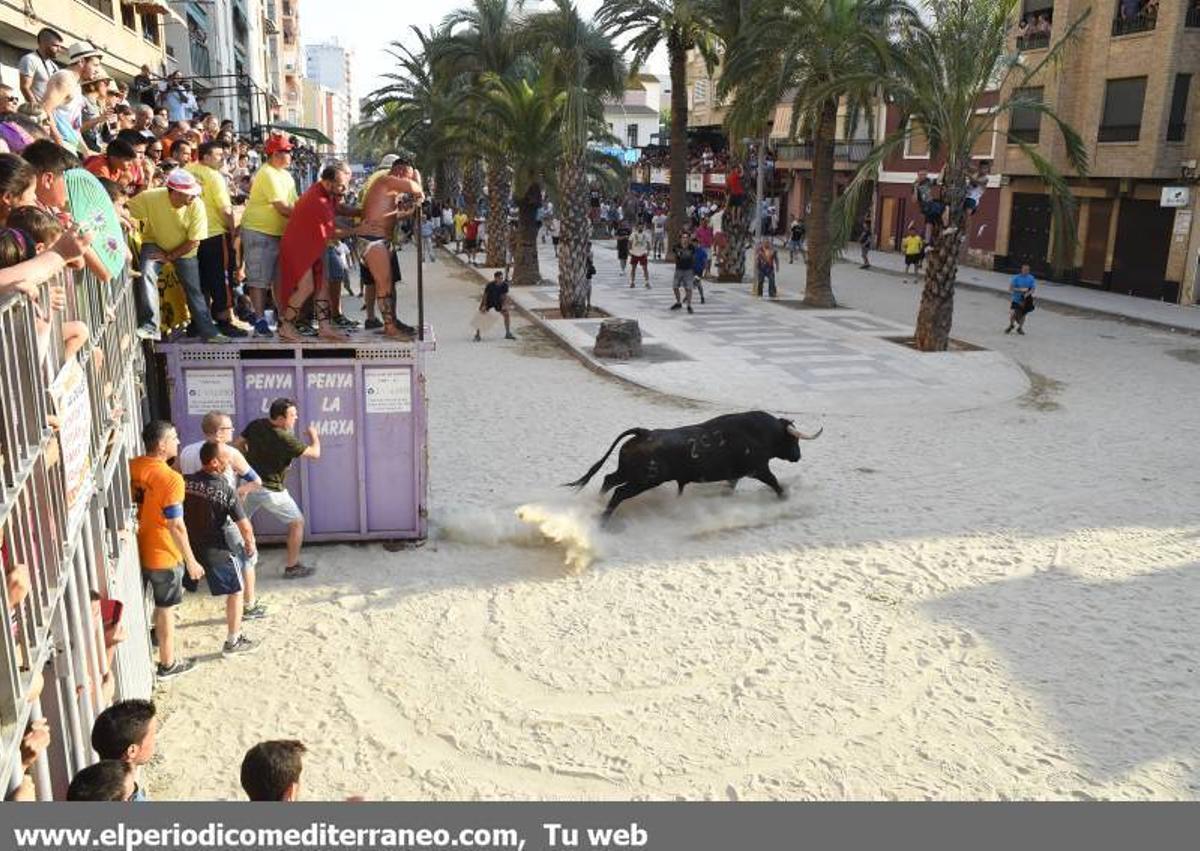 Desfile de peñas y toro fiestas Sant Pere Desfile de peñas y toro fiestas Sant Pere