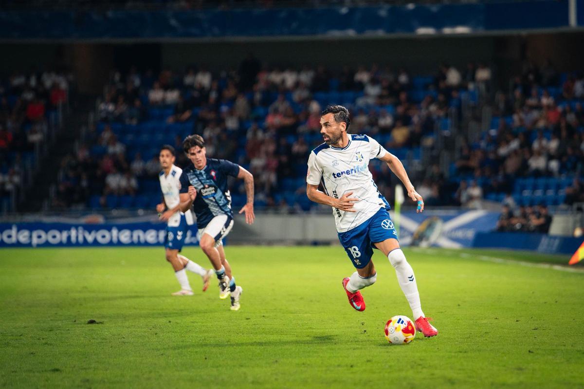 Enric Gallego conduce la pelota perseguido por un futbolista del Celta Fortuna.