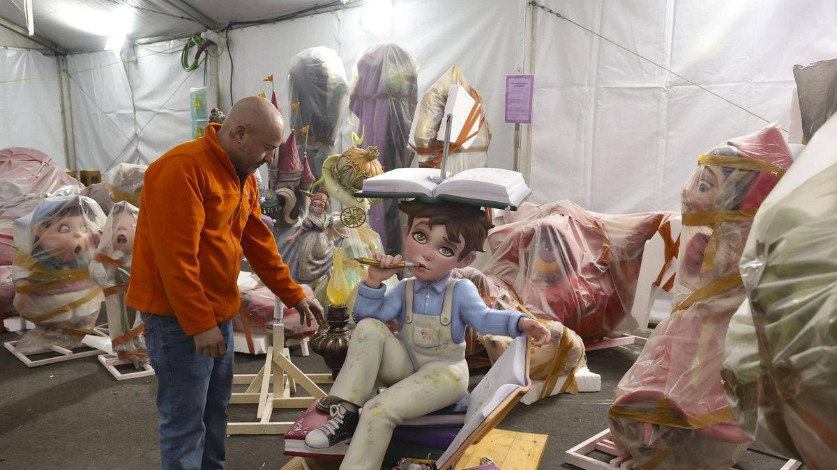 Las fallas empiezan a tomar las calles de Sagunt