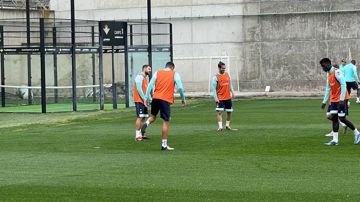 Isco, Aitor y Altimira, durante un entrenamiento del Betis
