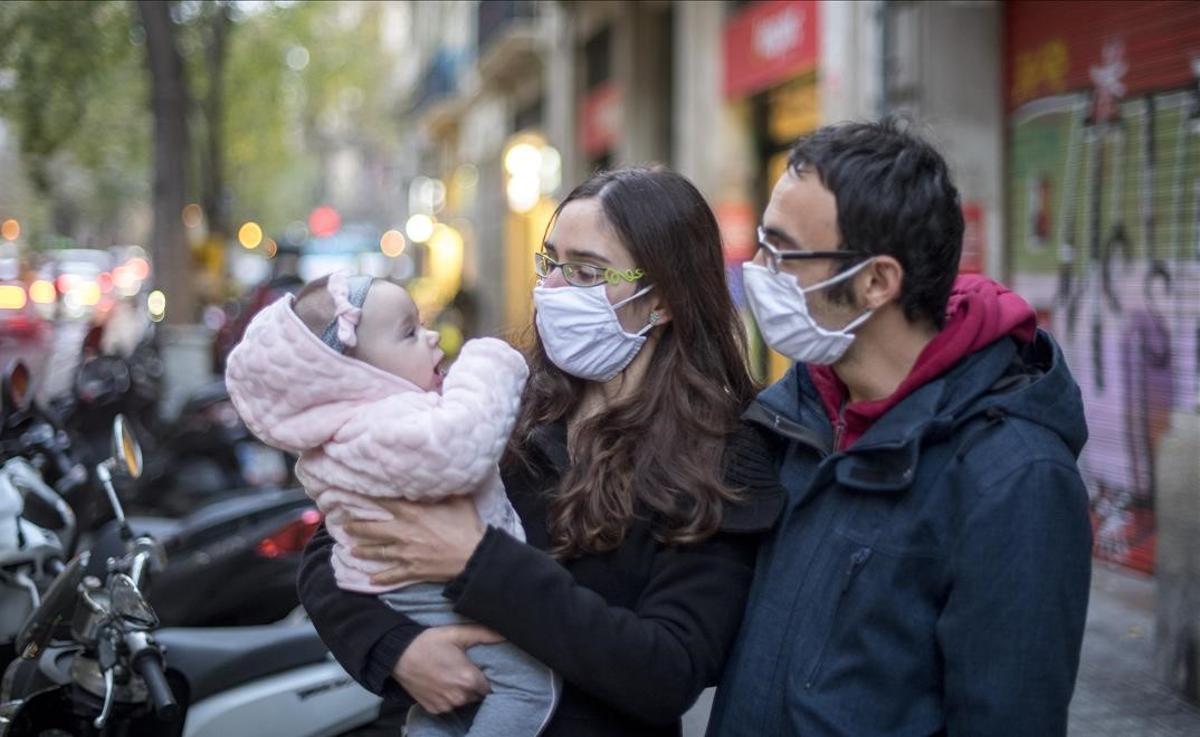 Salvador Pérez, Cristina Morera y su hija Sonia, en Barcelona, después de viajar desde Londres con las tres PCR que exigía el Gobierno.