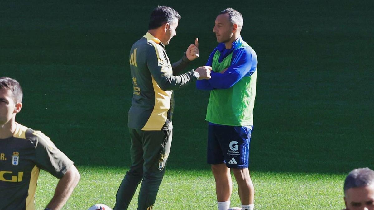 Javier Calleja y Santi Cazorla conversan en el Carlos Tartiere en un entrenamiento. | David Cabo