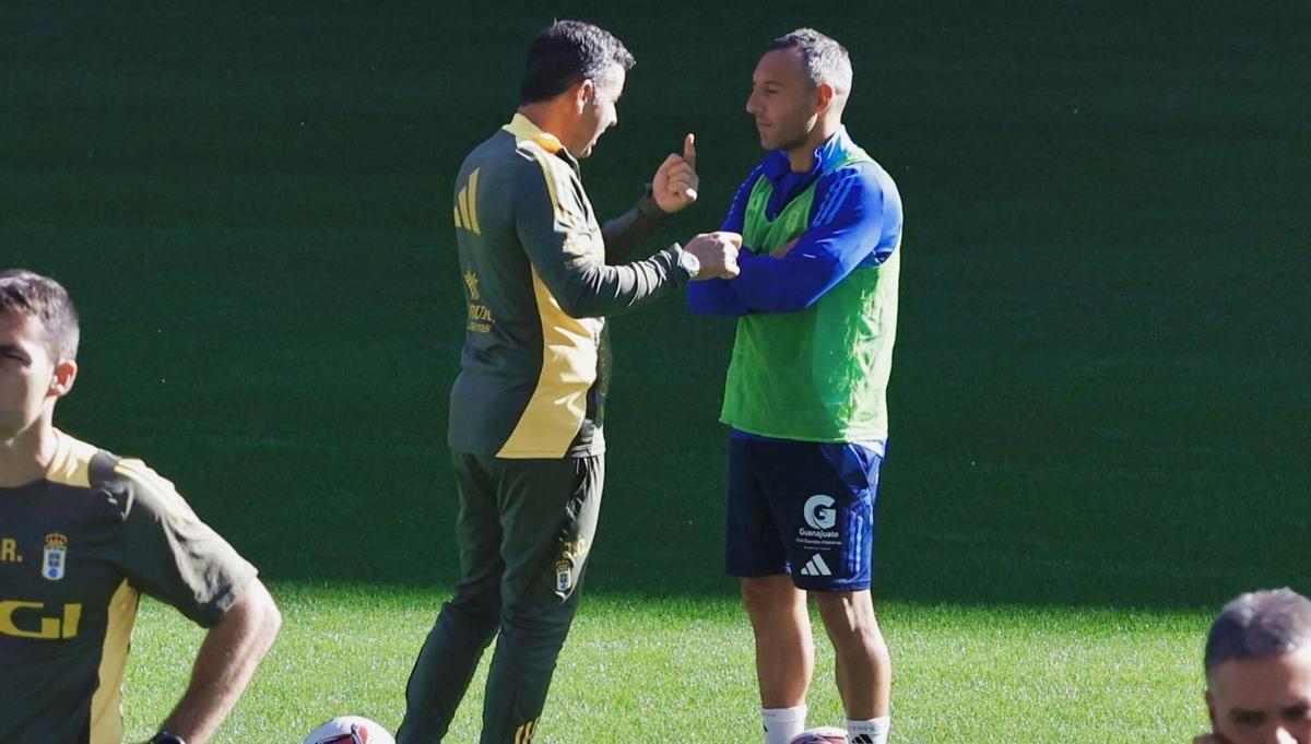 Javier Calleja y Santi Cazorla conversan en el Carlos Tartiere en un entrenamiento. | David Cabo