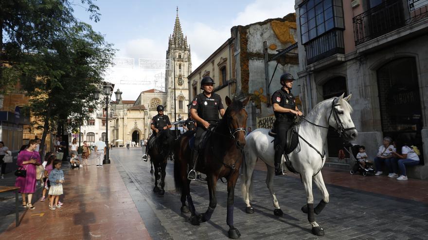 La Unidad de Caballería de la Policía Nacional llega a Oviedo para reforzar la vigilancia de las fiestas de San Mateo