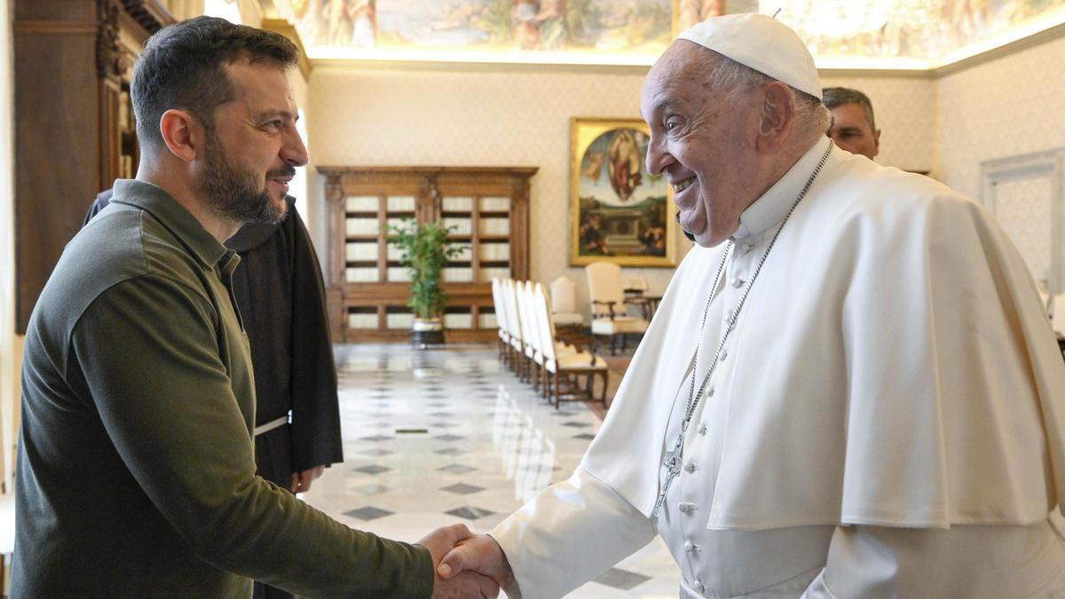 El presidente de Ucrania, Volodímir Zelenski, saluda al papa Francisco, este viernes en el Vaticano.