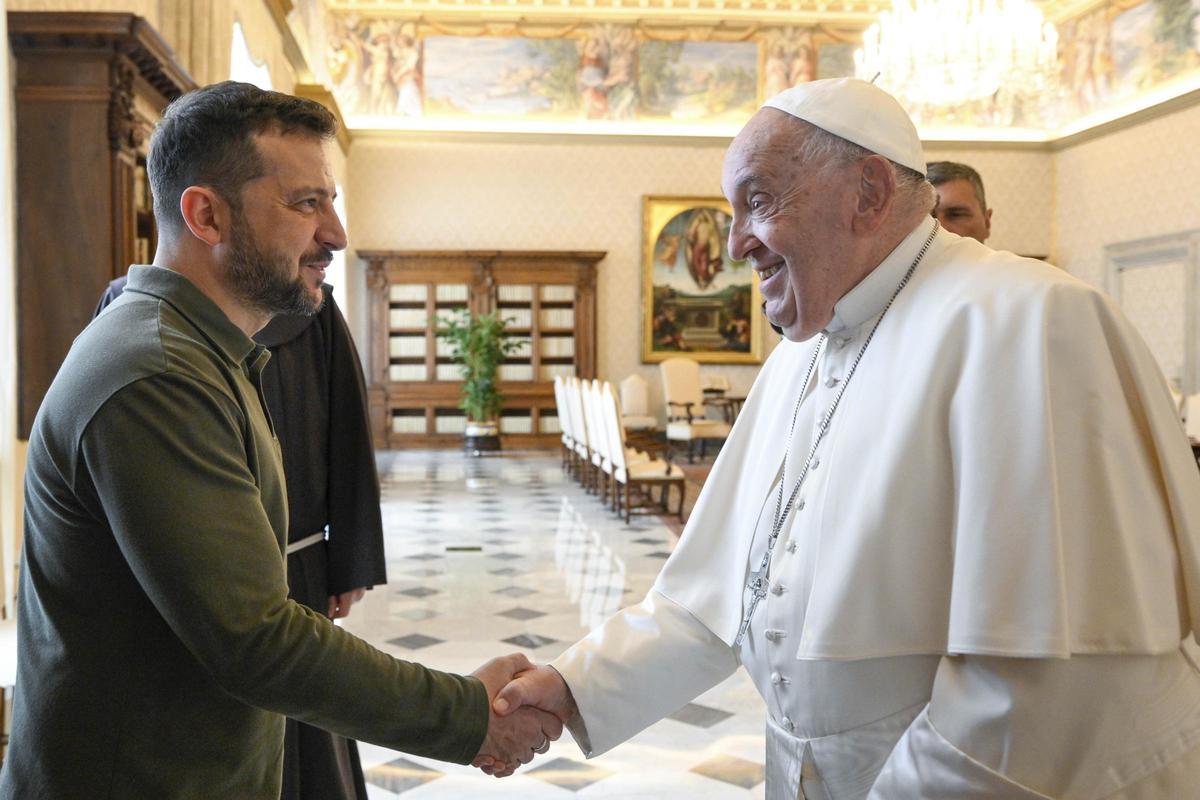 El presidente de Ucrania, Volodímir Zelenski, saluda al papa Francisco, este viernes en el Vaticano.