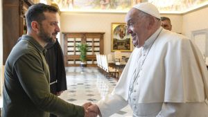 El presidente de Ucrania, Volodímir Zelenski, saluda al papa Francisco, este viernes en el Vaticano.