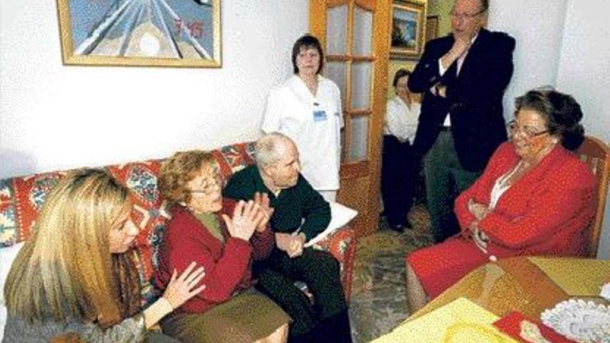 Rita Barberá y Marta Torrado conversan con Lucinia y Emiliano, en el centro.