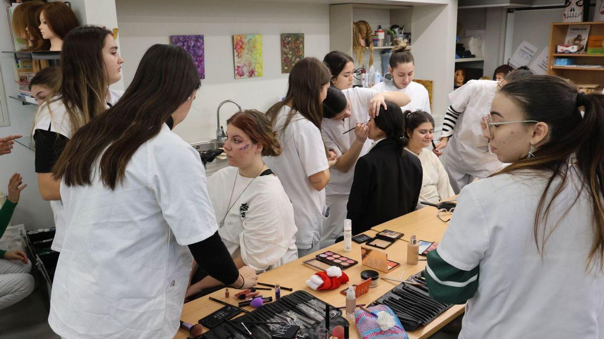 Estudiantes del IES de Teis, en  una clase práctica.