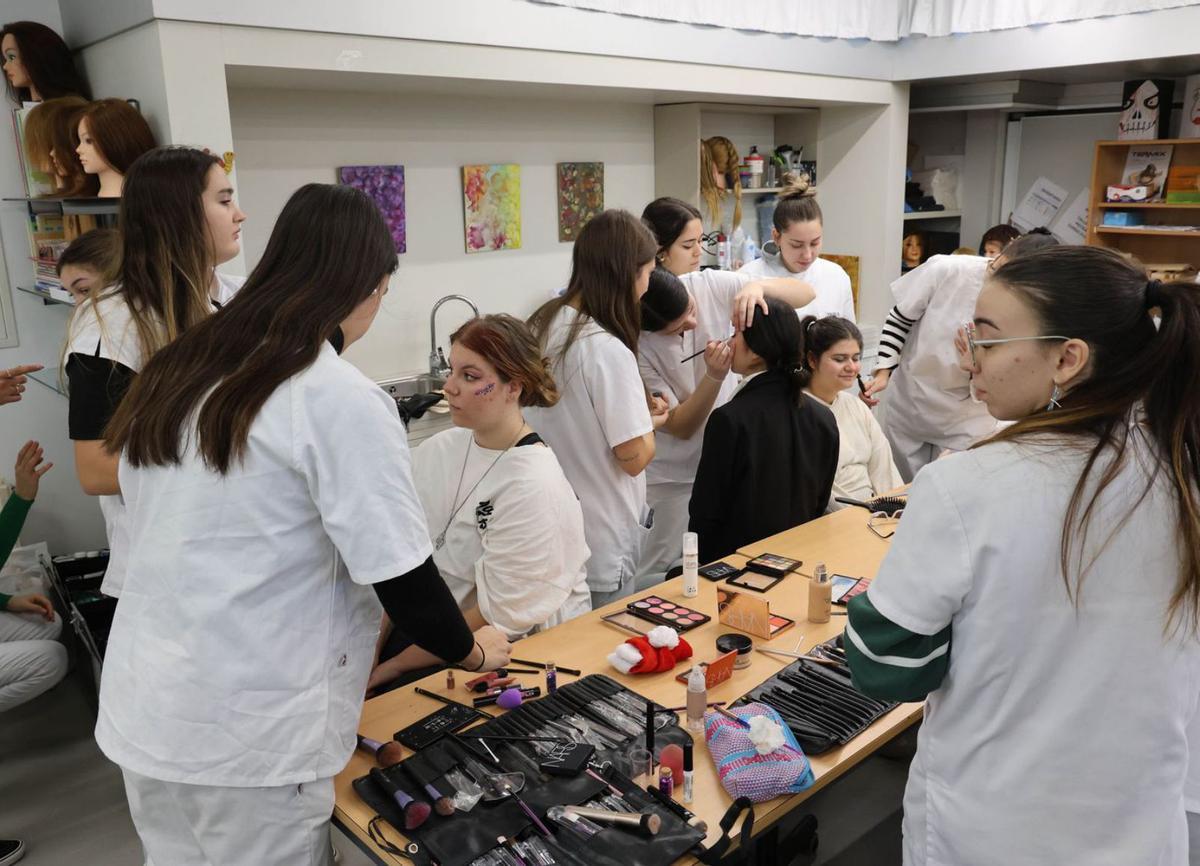 Estudiantes del IES de Teis, en  
una clase práctica. |  A. Villar