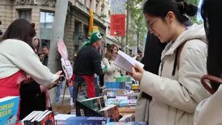 Llibres i roses omplen de nou la Rambla de Barcelona per Sant Jordi: "És una tradició i s'hauria de fer sempre"