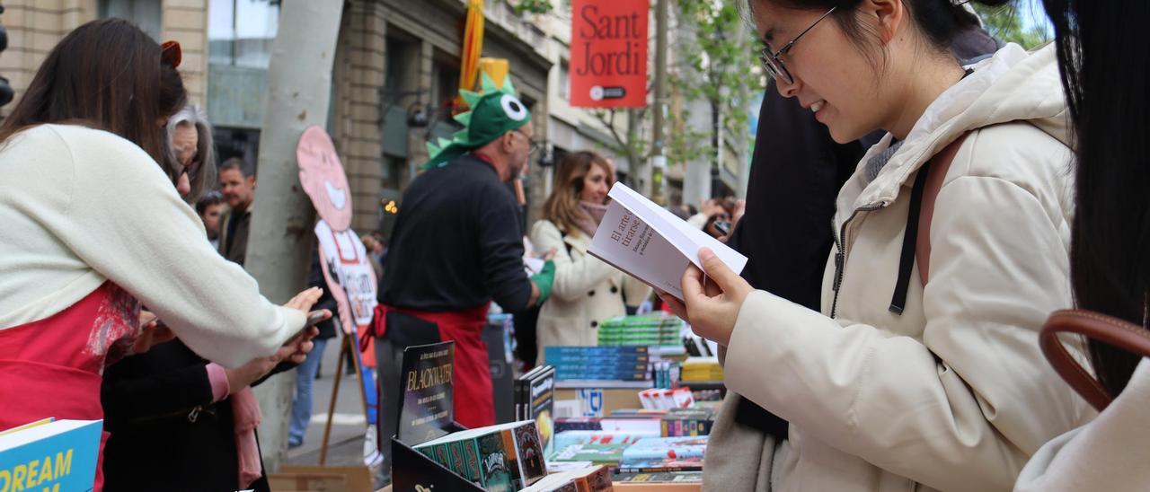 Llibres i roses omplen de nou la Rambla de Barcelona per Sant Jordi: &quot;És una tradició i s&#039;hauria de fer sempre&quot;