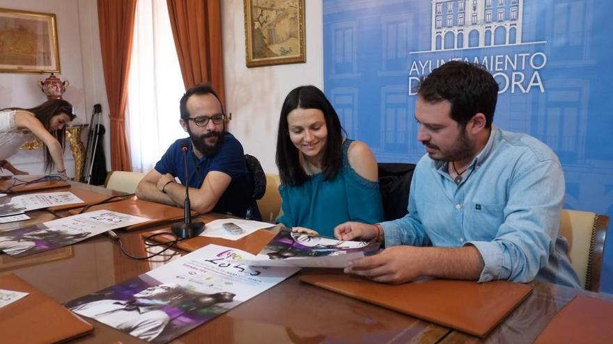 La concejala María Eugenia Cabezas junto a Christian Santos (derecha) y Víctor Hernández, durante la presentación.