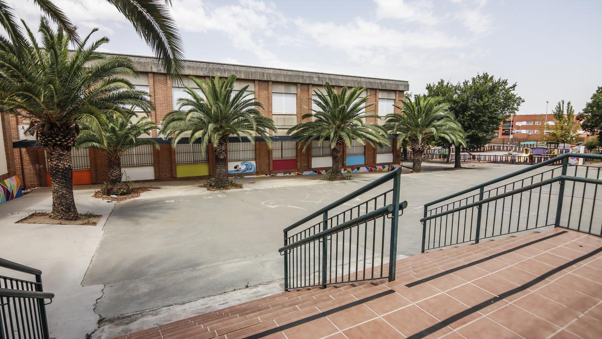 Colegio Extremadura, donde se renueva la barandilla exterior y se valora la mejora de la cerrajería interior.