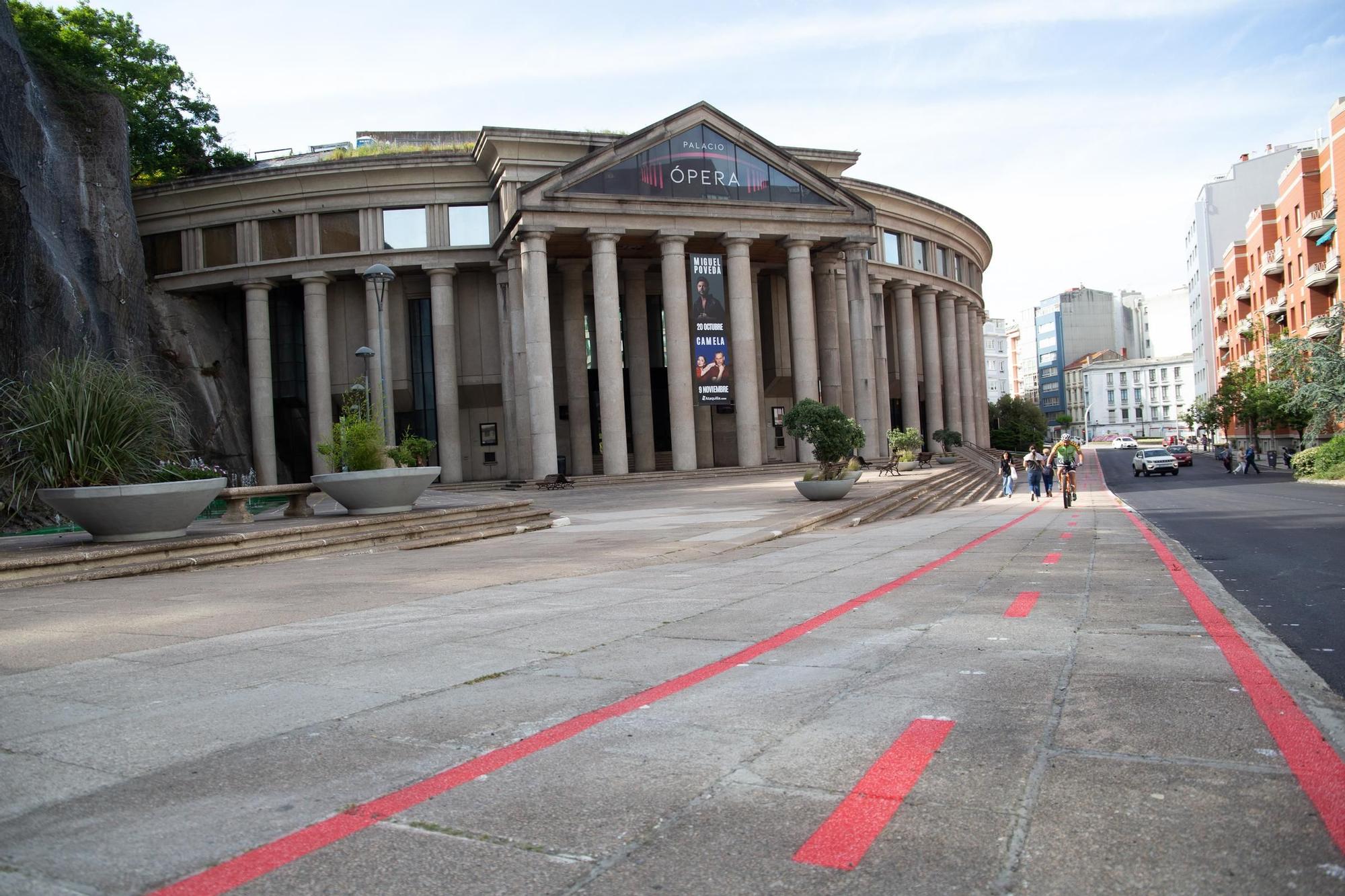 El carril bici de la avenida de Arteixo suma el tramo del Palacio de la Ópera