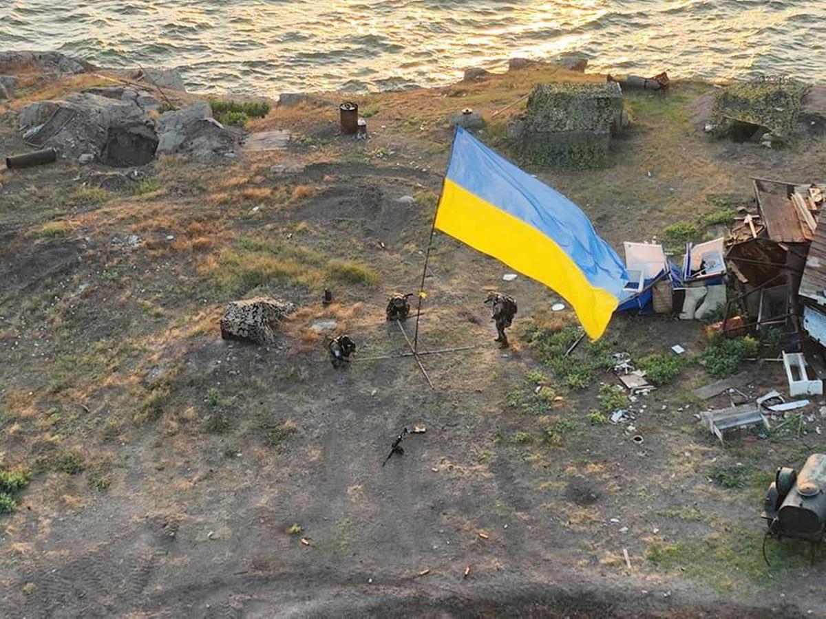Archivo - Fuerzas especiales de Ucrania ondean su bandera en la isla de las Serpientes.