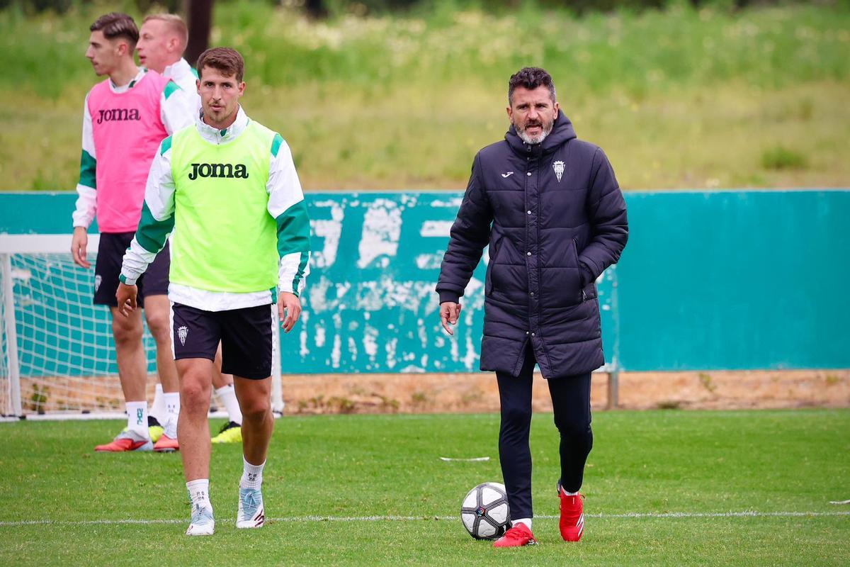 Iván Ania, durante un entrenamiento de esta semana del Córdoba CF.