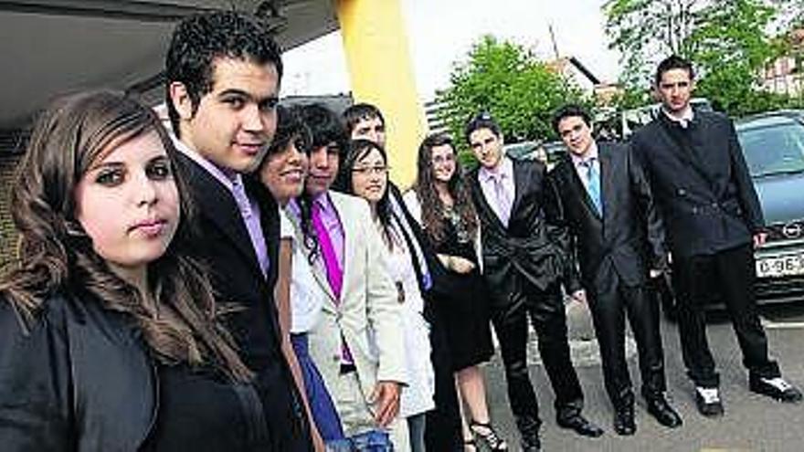 Algunos estudiantes, ayer, a la entrada del Instituto Menéndez Pidal.